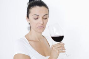 Η γυναίκα πίνει κρασί πώς να σταματήσει