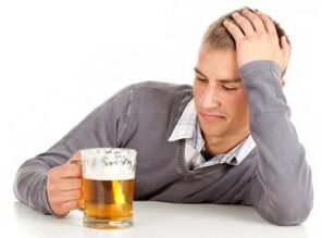 Ο άνθρωπος πίνει μπύρα πώς να σταματήσει