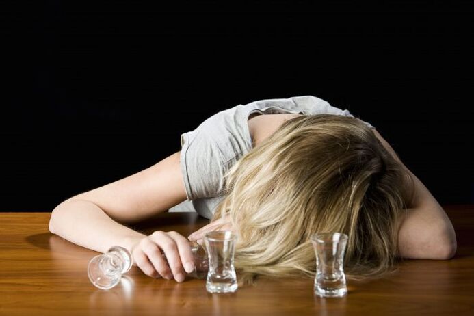 Η γυναίκα πίνει αλκοόλ πώς να σταματήσει
