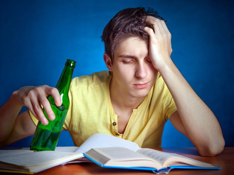 κουρασμένος μαθητής με μπύρα, πώς να σταματήσει να πίνει